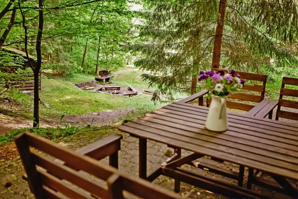 Pohled na glamping chata Milčinka v Kokořínsku